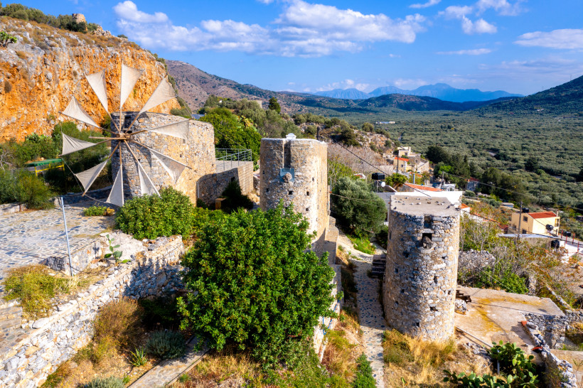 Steinwindmühlen an einem Hang oberhalb der Lassithi-Hochebene auf Kreta
