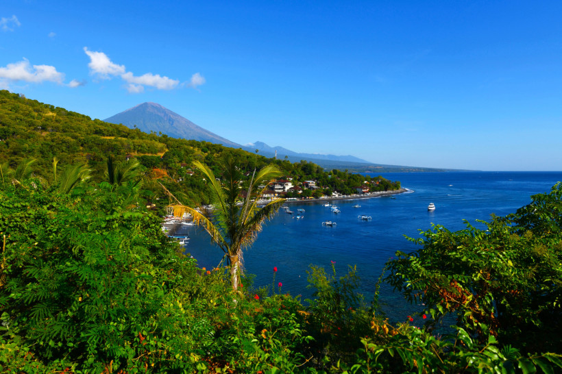 Amed, Sri Lanka Küstenlandschaft auf Bali mit Blick auf den Vulkan Agung und die Bucht von Amed mit Fischerbooten.