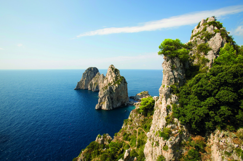 Baia di Capri, Küste bei Capri – Felsen und Meer (Costa Kreuzfahrten) Felsformationen in der Baia di Capri mit steilen Klippen und blauem Meer