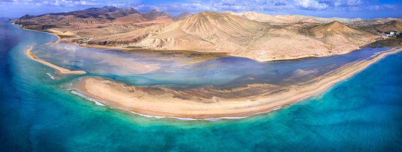 Sotavento Strand Fuerteventura – Panorama der Lagune und Dünenlandschaft Panoramablick auf die Lagune und den endlosen Sandstrand von Sotavento auf Fuerteventura mit Bergen und türkisblauem Meer.