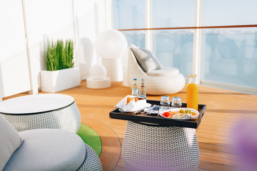 Organic Spa Body & Soul an Bord der AIDAcosma, Ruhebereich mit Tablett und Erfrischungen Ruhebereich im Organic Spa auf der AIDAcosma mit Loungemöbeln und Tablett mit Getränken und Obst