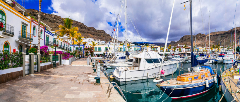 Puerto de Mogán – der romantische Hafenort an der Südwestküste Gran Canarias Der idyllische Hafen von Puerto de Mogán begeistert mit seinen bunten Häusern, eleganten Yachten und mediterranem Flair. Zwischen Bougainvillea, Palmen und kleinen Brücken lässt sich hier das maritime Leben Gran Canarias genießen – ideal für Spaziergänge,