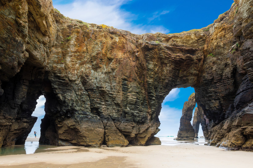 Felsbogen und Steilküste am Strand Playa de las Catedrales bei Ribadeo in Galicien, Spanien