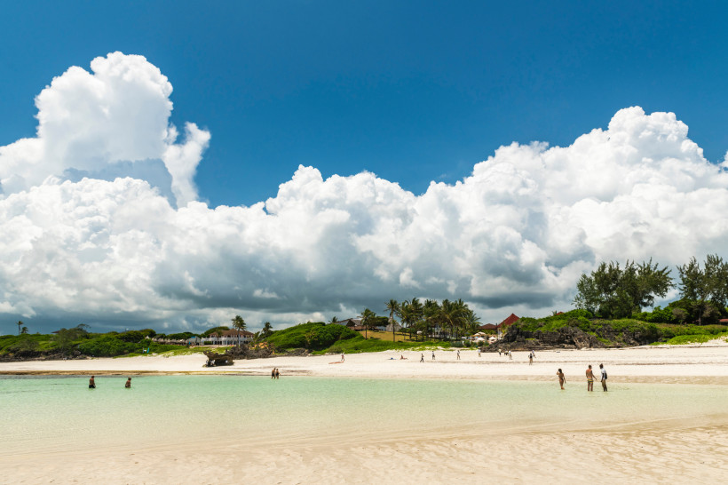 Watamu Beach Kenia – Traumstrand mit Palmen und türkisblauem Wasser Badegäste am weißen Sandstrand von Watamu Beach, Kenia – Palmen, türkisblaues Wasser und tropische Kulisse.