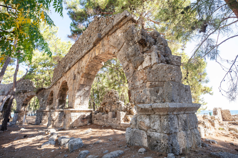 Phaselis Ruinen bei Antalya – Antikes Aquädukt inmitten der Natur Antikes Aquädukt der Ruinenstadt Phaselis nahe Antalya, historische Steinbögen umgeben von Pinienwald