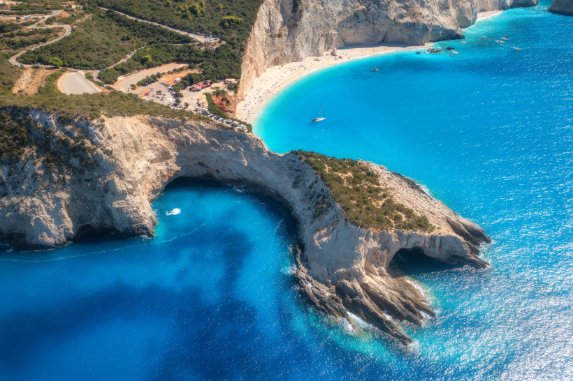 Porto Katsiki, Lefkada Luftaufnahme des blauen Meeres, der Berge und des weißen Sandstrandes