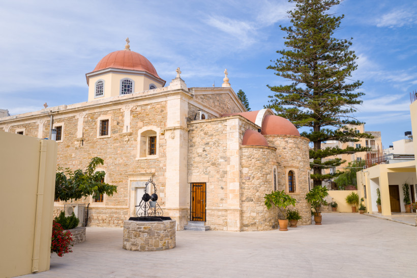 Steinkirche mit roten Kuppeln in Ierapetra, Kreta