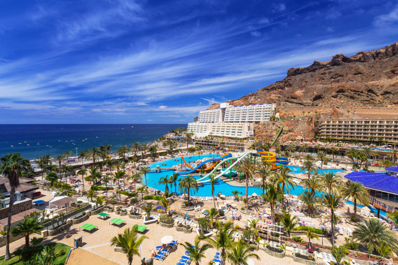 Blick auf Taurito auf Gran Canaria mit Hotelanlage, Wasserpark und Meer
