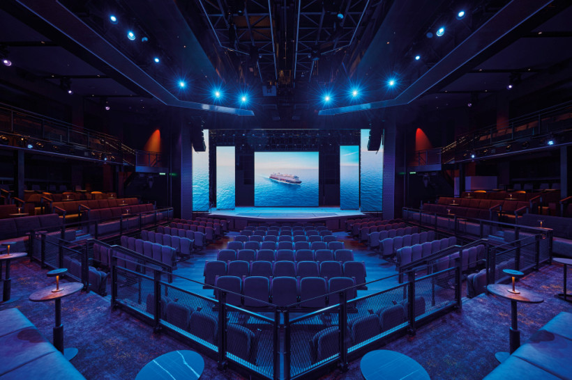 Mein Schiff Relax: Theater mit Bühne und Zuschauerraum Theater an Bord der Mein Schiff Relax mit Sitzreihen, Balkonen und beleuchteter Bühne