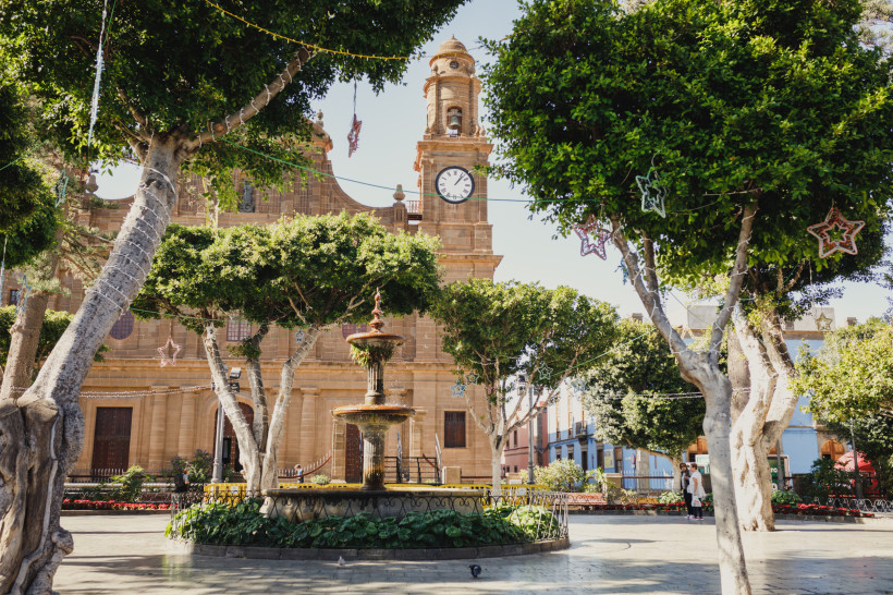 Plaza de Santiago in Gáldar – historisches Zentrum von Gran Canaria Plaza de Santiago in Gáldar auf Gran Canaria mit Springbrunnen, schattenspendenden Bäumen und Blick auf die imposante Kirche. Ein beliebter Treffpunkt mit historischem Flair und kanarischem Charme.