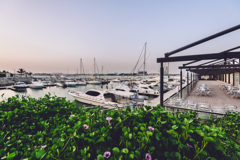 Yachthafen Al Hamra Marina in Ras Al Khaimah mit Terrasse, Yachten und moderner Promenade.