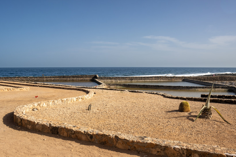 Salinas del Carmen mit steinernen Salzbecken an der Küste und Blick auf das Meer