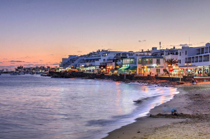 Puerto del Carmen bei Sonnenuntergang – Urlaub mit Top Preis-Leistung auf Lanzarote Abendstimmung an der Küste von Puerto del Carmen mit Restaurants und Bars – ideal für Urlaubsangebote mit gutem Preis-Leistungs-Verhältnis auf Lanzarote.