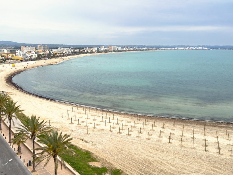 Ruhiger Küstenabschnitt Richtung S’Arenal mit weiter Bucht und flachem Ufer