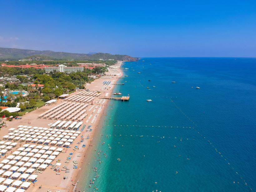 Strand und Küste von Kemer an der Türkischen Riviera – Badeurlaub in der Türkei mit klarem Meer und Bergen im Hintergrund für Ferien 2026/2027