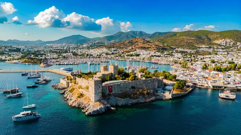 Luftaufnahme der Burg von Bodrum mit Yachthafen, Altstadt und türkisblauem Meer an der Ägäisküste