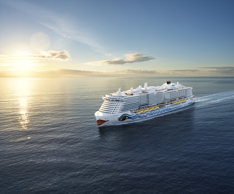 Kreuzfahrtschiff AIDAcosma auf dem Meer bei tief stehender Sonne