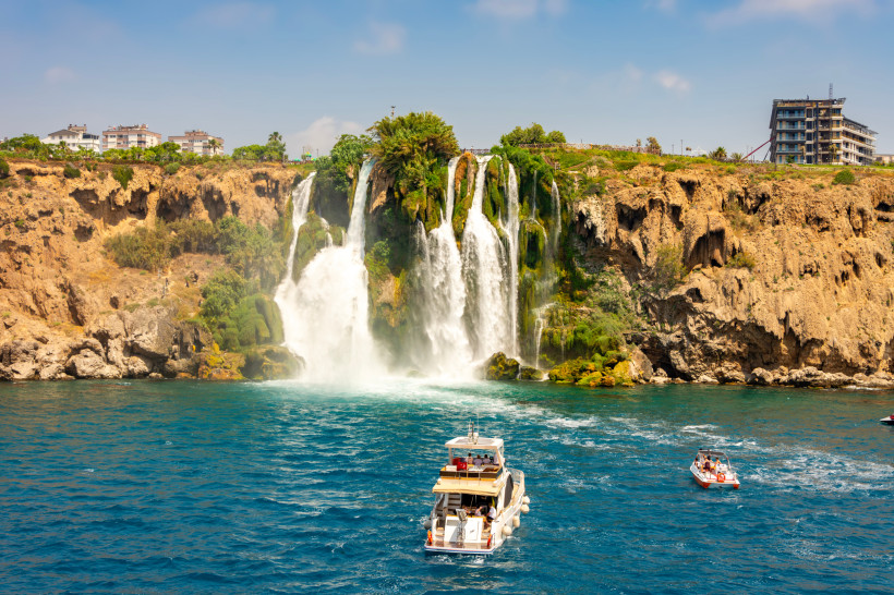 Bootstour zur Düden-Wasserfall-Mündung bei Antalya Boot auf dem Mittelmeer vor den Düden-Wasserfällen, die nahe Antalya direkt von der Steilküste ins Meer stürzen