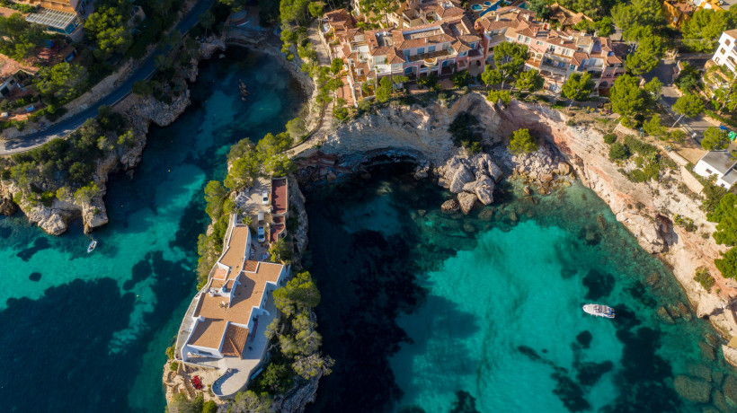 Felsige Küste bei Cala Fornells in Calvia mit kleinen Buchten und klarem Mittelmeer