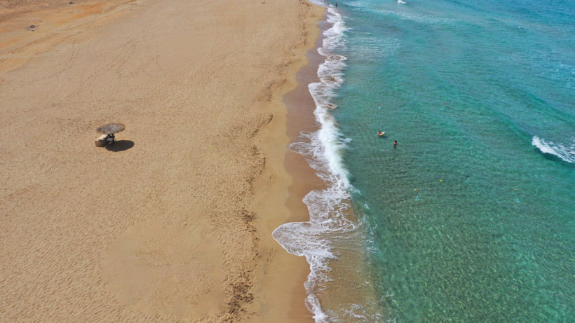 Sandstrand an der Nordküste Kretas bei Kokkini Hani, Luftaufnahme mit Brandung und türkisfarbenem Meer