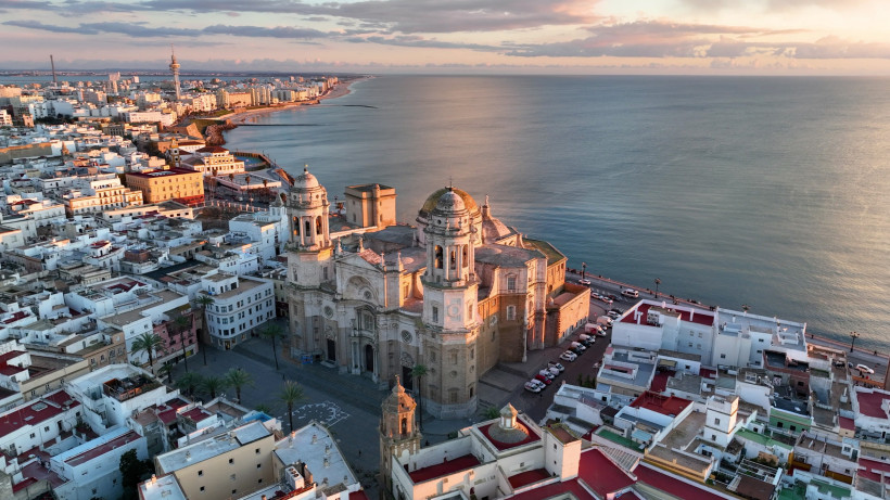 Luftaufnahme der Kathedrale von Cádiz an der Küste mit Blick über die Altstadt und das Meer
