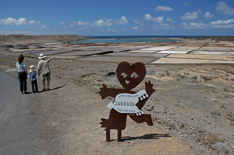 Salinas de Janubio Lanzarote – Familienausflug zu den berühmten Salzfeldern Familie betrachtet die Salinas de Janubio auf Lanzarote, umgeben von den bunten Salzbecken und Küstenlandschaften – ein spannendes Ausflugsziel für Kinder und Eltern.