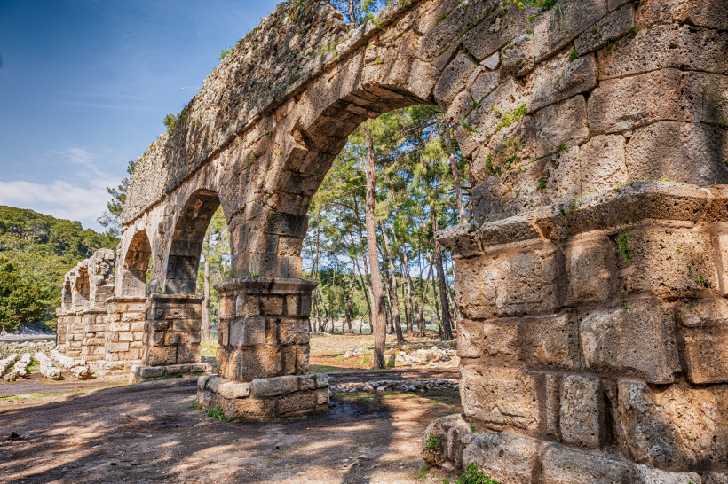 Antikes römisches Aquädukt in Phaselis bei Kemer, historische Ruinenstätte inmitten von Pinienwald an der türkischen Riviera