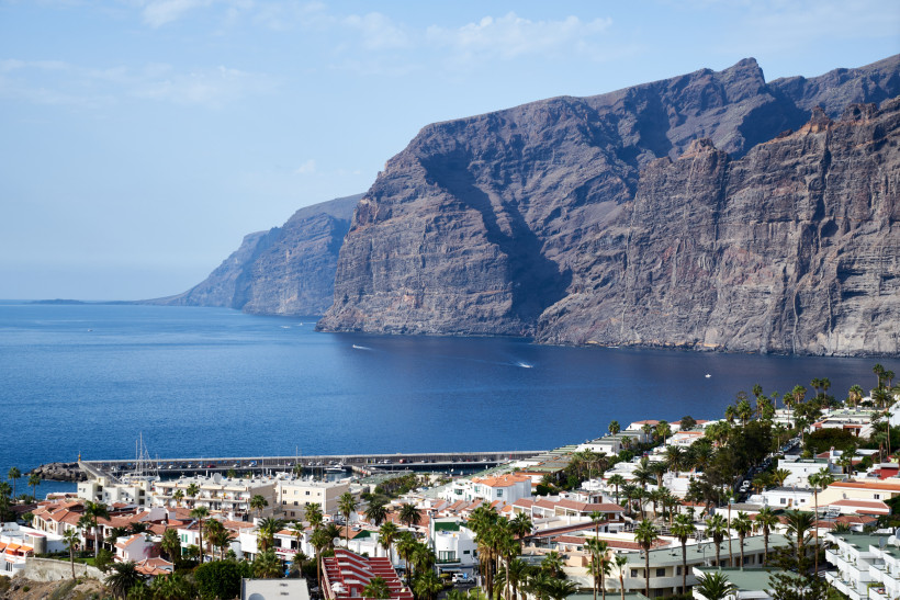 Los Gigantes Hafenblick – Teneriffas beeindruckende Steilküste mit Küstenort Blick auf die Stadt und den Hafen von Los Gigantes vor den steilen Klippen im Westen Teneriffas.