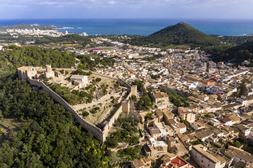 Luftaufnahme der Burg Capdepera auf Mallorca, mittelalterliche Festungsanlage oberhalb des Ortes Capdepera mit Blick bis zur Ostkueste