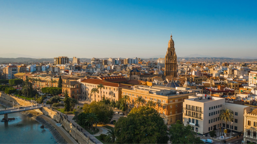 Stadtbild von Murcia vor Sonnenuntergang. Luftbild