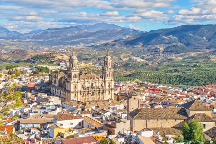 Blick über die Altstadt von Jaén mit der Kathedrale im Vordergrund und der Sierra Mágina im Hintergrund