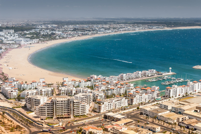 Agadir – Strand, Hafen und Promenade an der Atlantikküste Blick auf den Strand, die Promenade und den Yachthafen von Agadir, Marokko – beliebtes Reiseziel an der Atlantikküste mit modernem Flair.