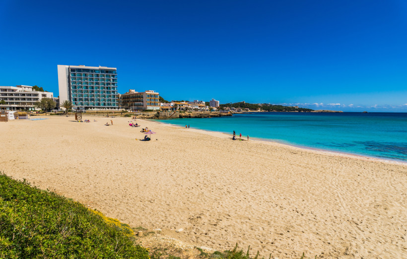 Strand Son Moll in Cala Ratjada auf Mallorca mit feinem Sand, türkisblauem Meer und Hotelpromenade – beliebter Bade- und Urlaubsstrand an der Ostküste