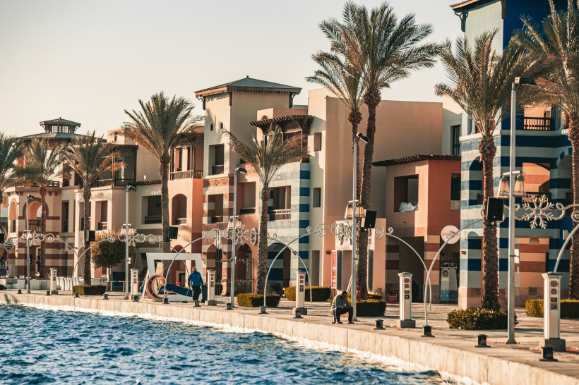 Bunte Häuser und Palmen entlang der Promenade an einem sonnigen Tag in Ägypten