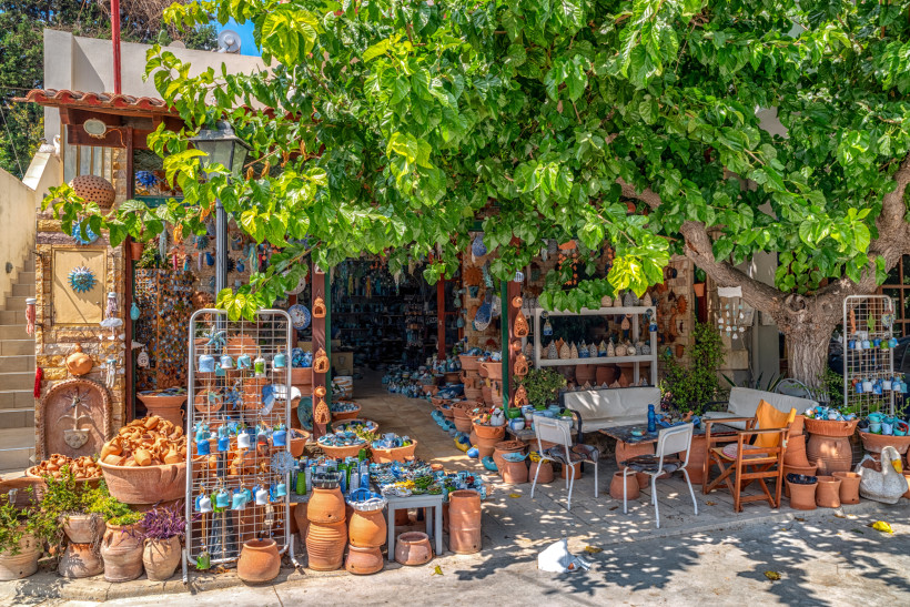 Töpferdorf Margarites: Keramikladen mit Tongefäßen und Keramikdekoration im Schatten eines Baumes Keramikladen im Töpferdorf Margarites mit Tongefäßen und bunten Keramikwaren unter einem großen Baum