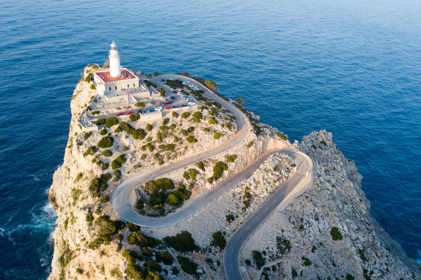 Cap Formentor, Mallorca Luftaufnahme des Leuchtturms von Cap de Formentor auf Mallorca, gelegen auf einer spektakulären Klippe über dem Meer