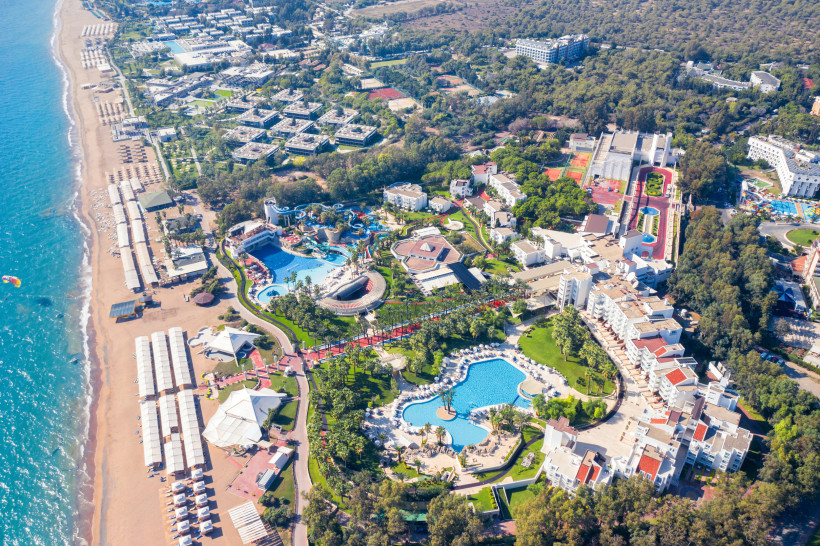 Luftaufnahme von Strandhotels und Poolanlagen in Side – attraktive Reisen mit hervorragendem Preis-Leistungs-Verhältnis