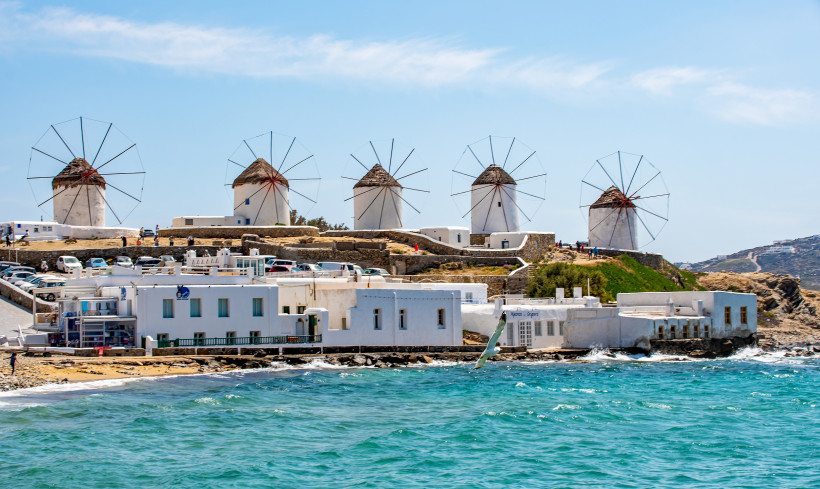Mykonos - Windmühlen von Kato Mili Panoramablick auf die Windmühlen von Kato Mili oberhalb der weißen Häuser von Mykonos-Stadt am Meer