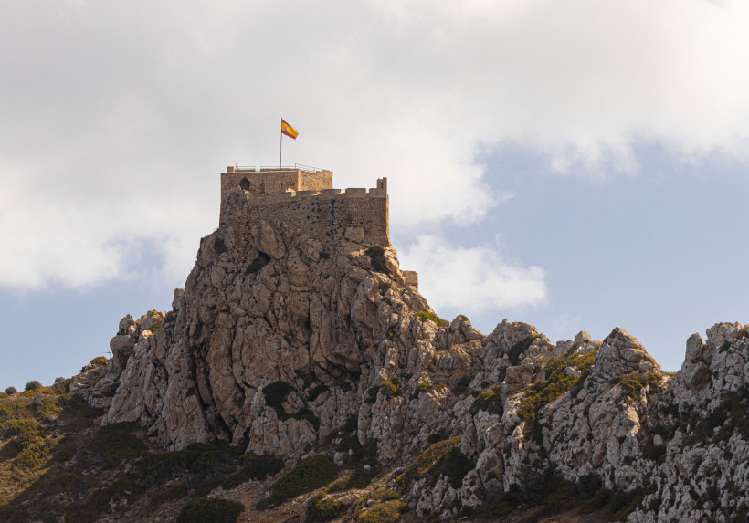 Festung auf einem felsigen Hügel im Archipiélago de Cabrera unter bewölktem Himmel