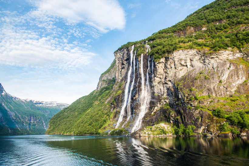 Wasserfall Sieben Schwestern an einer steilen Felswand im Geirangerfjord, Norwegen