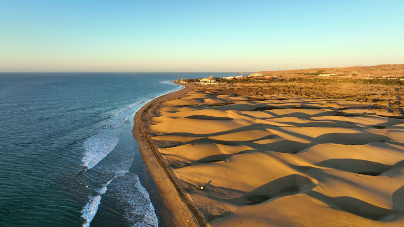 Dünenlandschaft von Maspalomas mit Küstenlinie und Atlantik