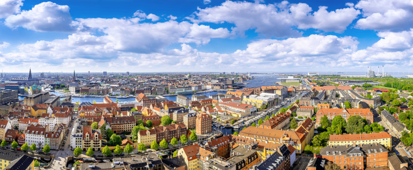 Kopenhagen: Stadtpanorama mit Kanälen und Hafen Panoramablick über Kopenhagen mit Kanal, Hafenbecken, Booten und roten Dächern unter blauem Himmel