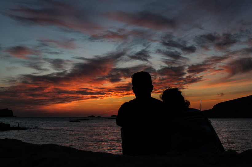 Silhouette eines Paares am Meer bei Sonnenuntergang in Sant Antoni