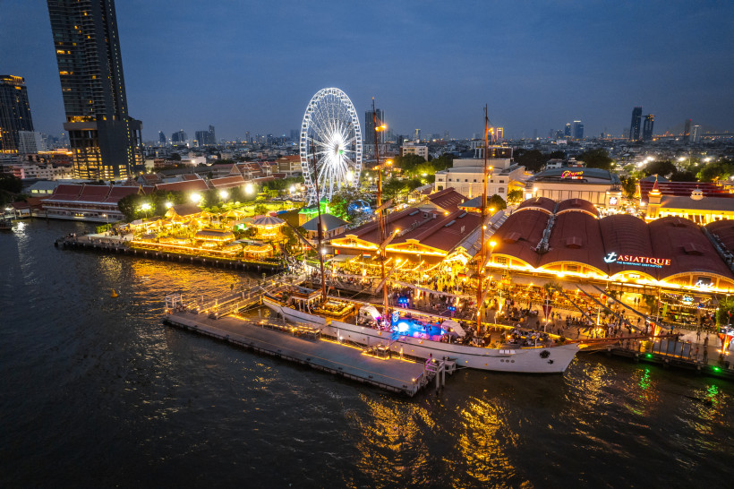 Asiatique Riverfront – Beliebtes Freizeit- und Einkaufsziel direkt am Chao Phraya in Bangkok Luftaufnahme von Asiatique The Riverfront in Bangkok mit Marktständen, Riesenrad und Bootsanleger am Fluss