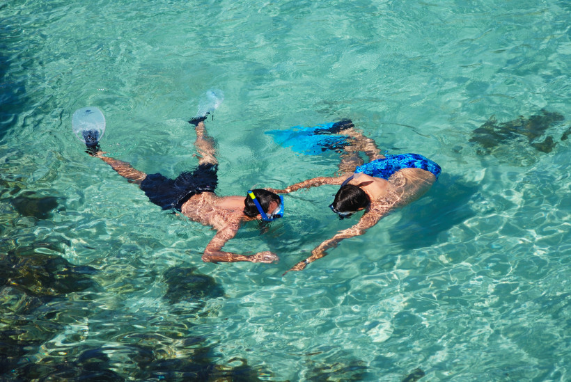 Zwei Personen beim Schnorcheln im klaren Wasser vor Illetas