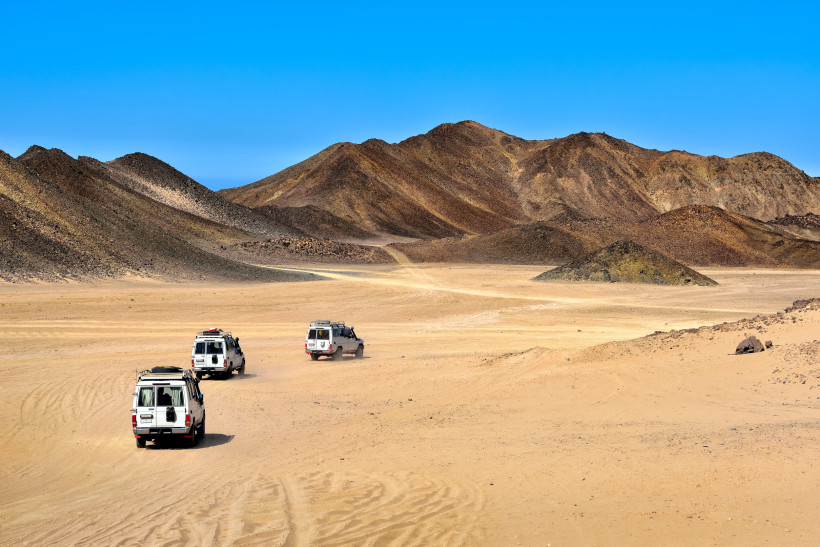 Abenteuerliche Jeep-Safari durch die ägyptische Wüste – Offroad-Tour mit Aussicht Jeep-Safari in der ägyptischen Wüste mit Geländewagen und beeindruckender Berglandschaft
