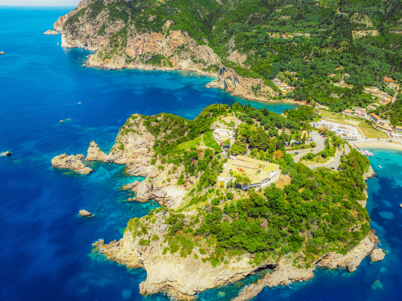 Luftaufnahme des Klosters Paleokastritsa auf Korfu, gelegen auf einer grünen Felsklippe über dem tiefblauen Meer