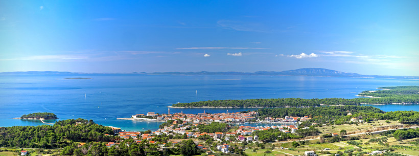 All Inclusive Ferien in Istrien mit Blick auf eine historische Küstenstadt, grüne Inseln und das kristallklare Meer der kroatischen Adria