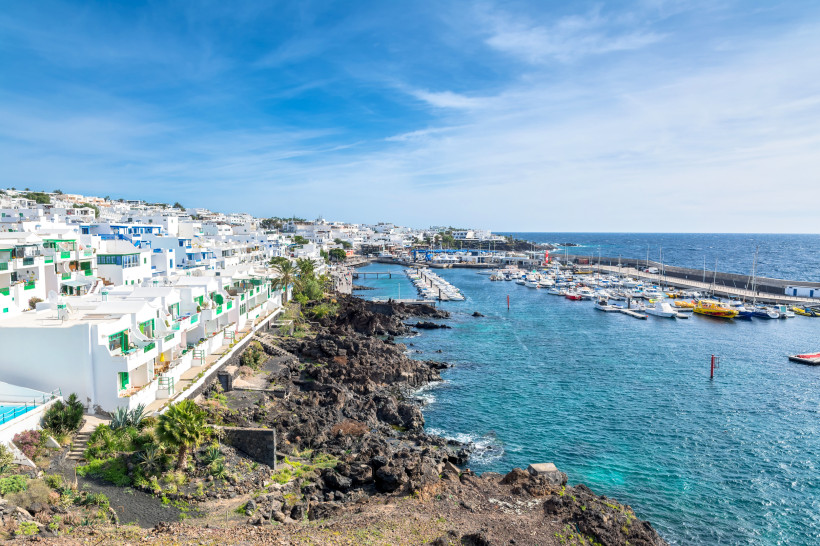 Lanzarote - Puerto del Carmen Blick auf den Hafen von Puerto del Carmen auf Lanzarote mit weißen Häusern, Yachten und türkisblauem Meer.