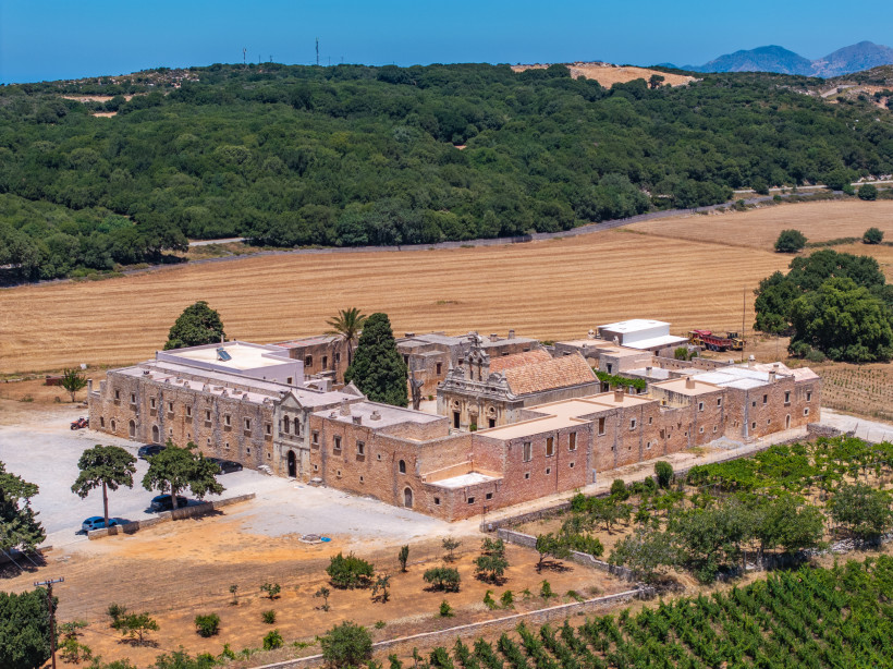Kloster Arkadi auf Kreta, Luftansicht der Klosteranlage Luftaufnahme des Klosters Arkadi mit Innenhof und umliegenden Feldern auf Kreta